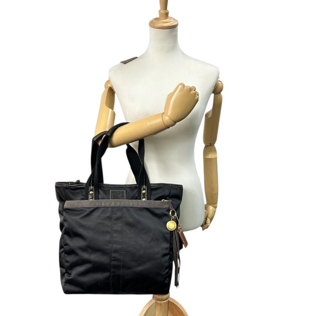 コーチ トートバッグ 黒 ワンショルダー チャーム付き ナイロン A4収納 s23 ハンドバッグ 肩掛け可 レザー 本革 ブラック COACH 10101