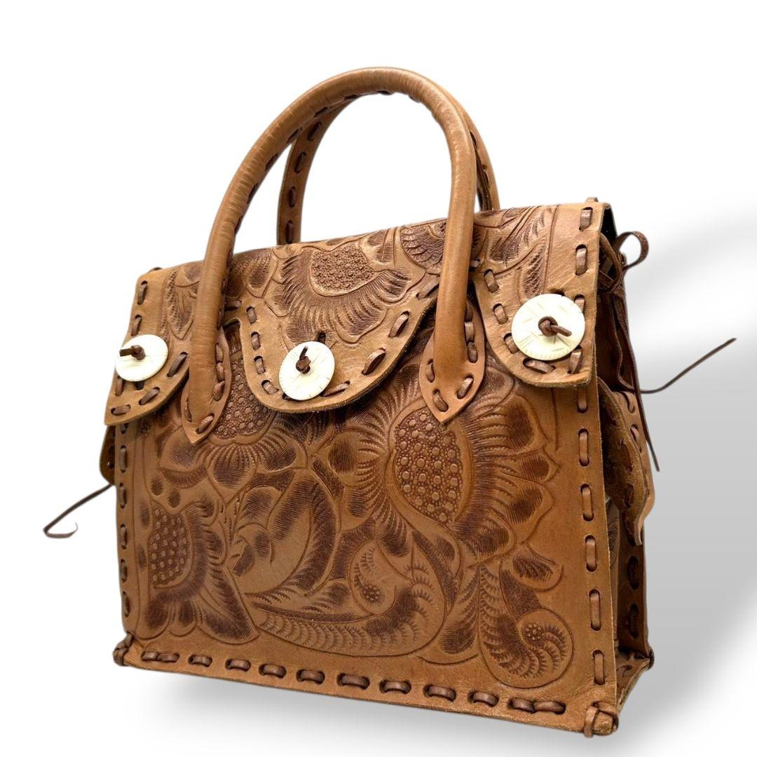 美品 カービングトライブス ハンドバッグ 茶 カービングバッグ 型押し レザー 本革 フラップ トートバッグ 自立可 ブラウン Carving Tribes H 上品デザイン オシャレ