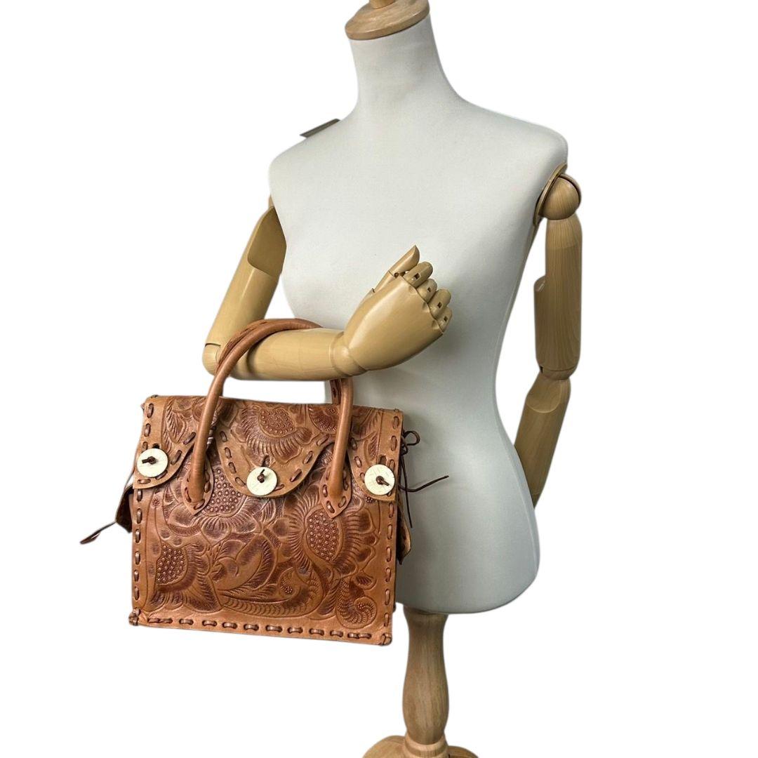 美品 カービングトライブス ハンドバッグ 茶 カービングバッグ 型押し レザー 本革 フラップ トートバッグ 自立可 ブラウン Carving Tribes H 上品デザイン オシャレ