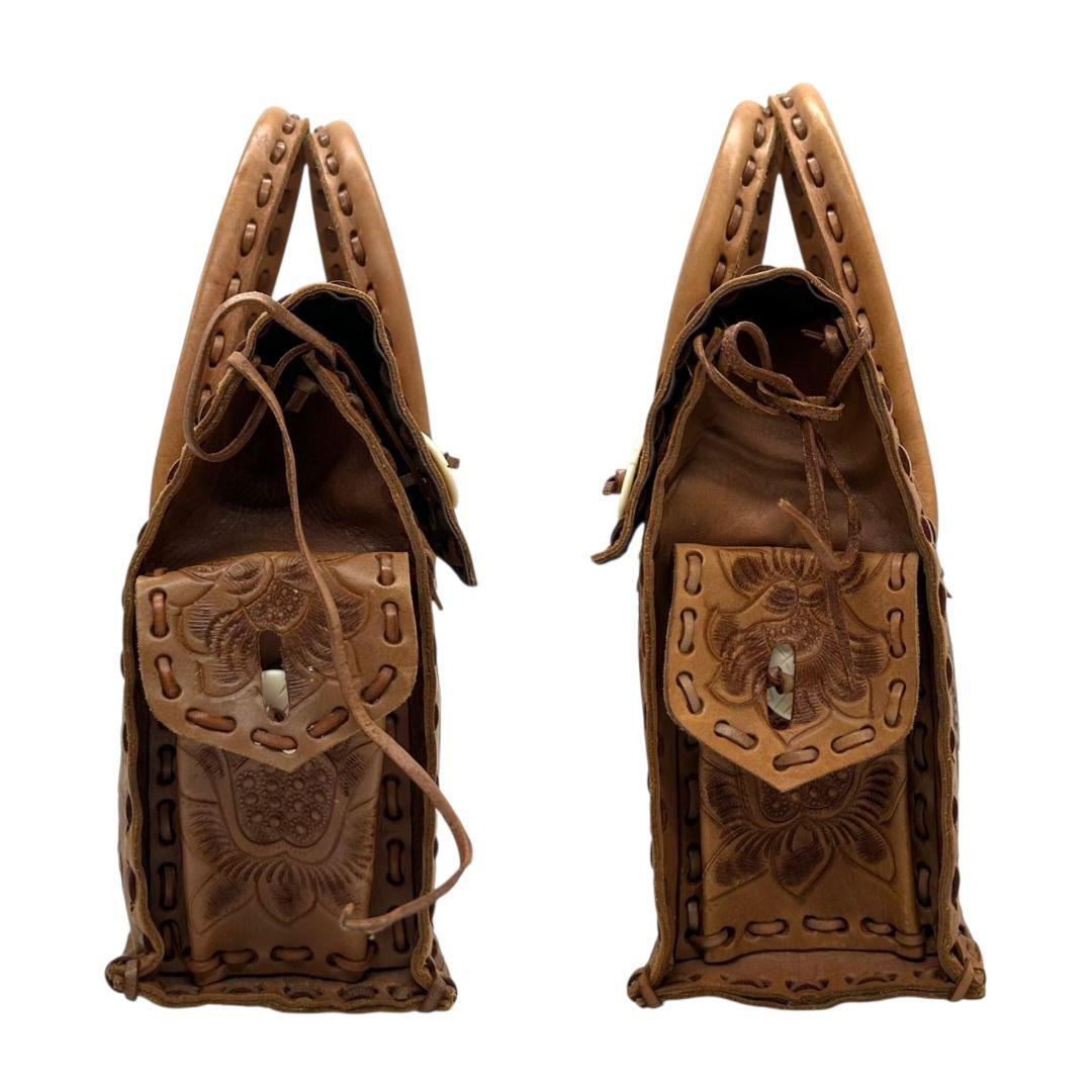 美品 カービングトライブス ハンドバッグ 茶 カービングバッグ 型押し レザー 本革 フラップ トートバッグ 自立可 ブラウン Carving Tribes H 上品デザイン オシャレ