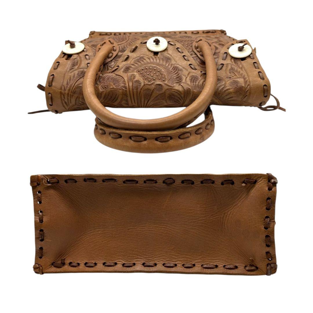 美品 カービングトライブス ハンドバッグ 茶 カービングバッグ 型押し レザー 本革 フラップ トートバッグ 自立可 ブラウン Carving Tribes H 上品デザイン オシャレ