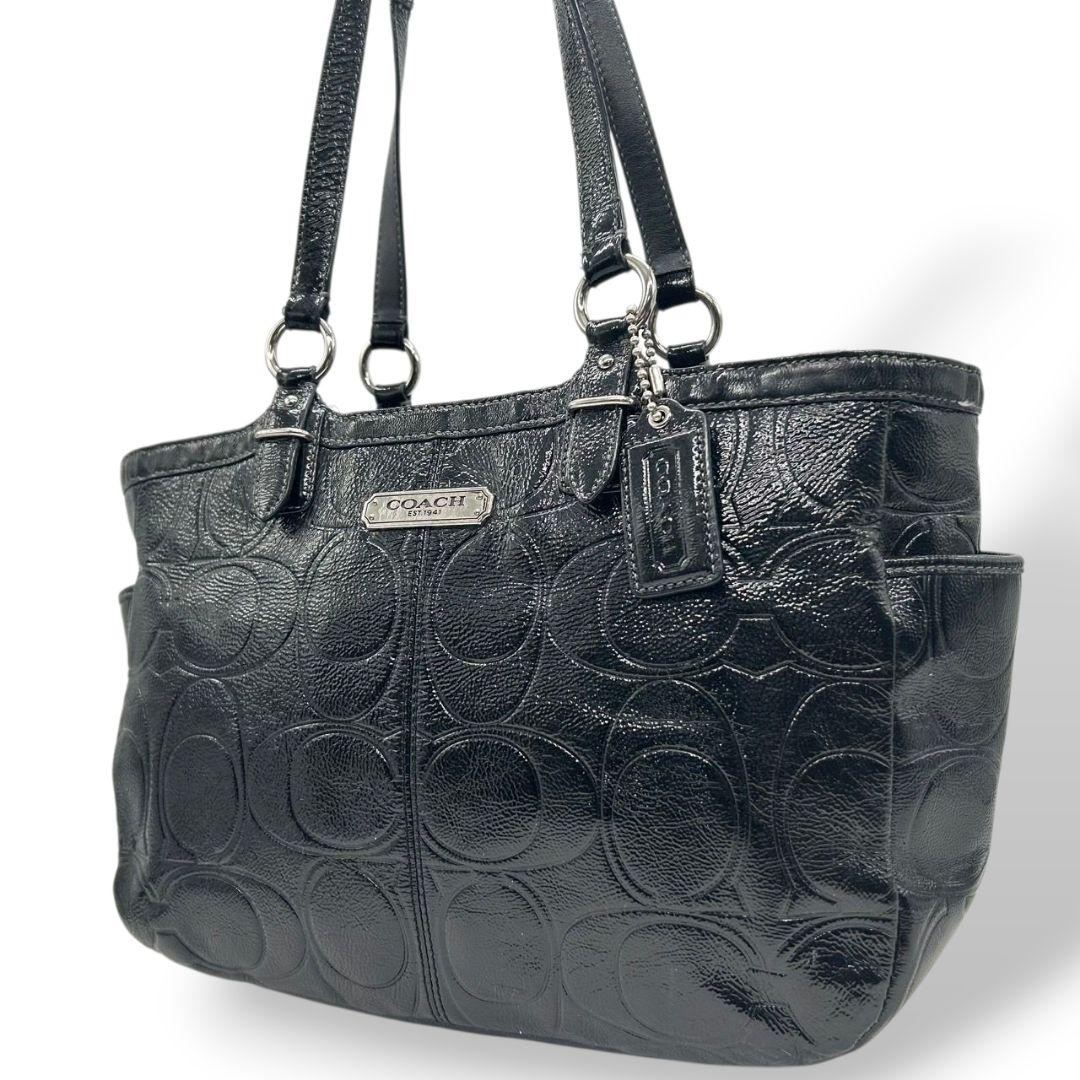 コーチ トートバッグ 黒 シグネチャー ワンショルダー エナメル レザー ハンドバッグ A4収納 肩掛け可 肩かけ可 ロゴプレート ロゴタグ チャーム付き シルバー金具 F19462 ブラック COACH s30