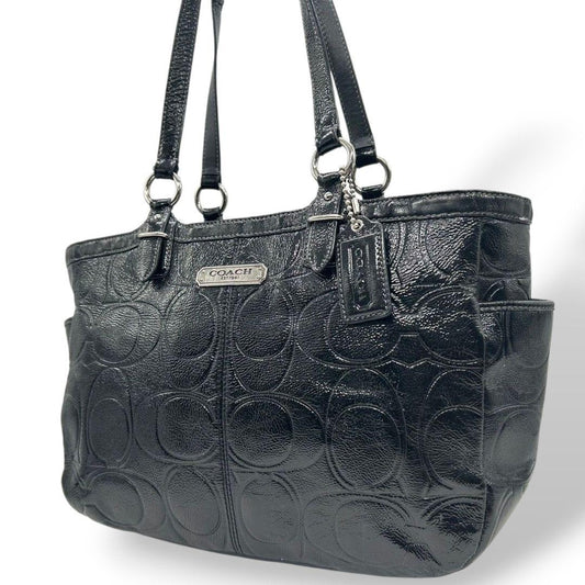 コーチ トートバッグ 黒 シグネチャー ワンショルダー エナメル レザー ハンドバッグ A4収納 肩掛け可 肩かけ可 ロゴプレート ロゴタグ チャーム付き シルバー金具 F19462 ブラック COACH s30