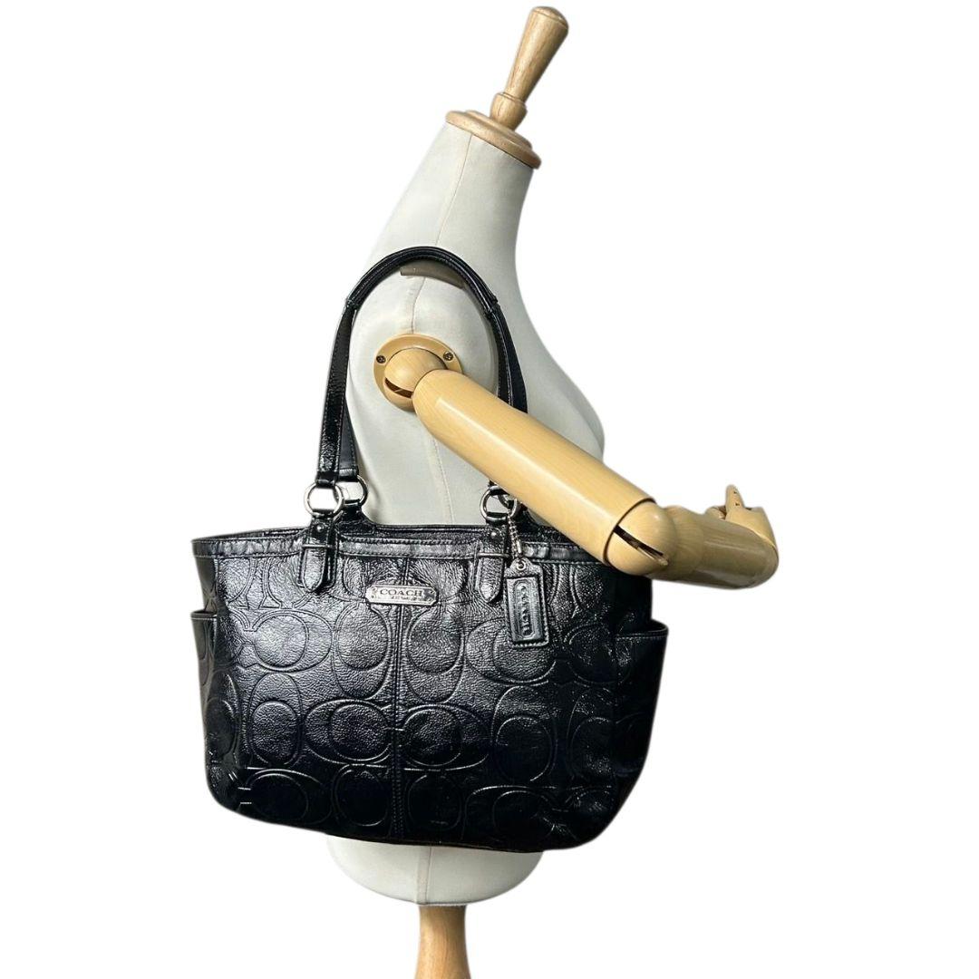 コーチ トートバッグ 黒 シグネチャー ワンショルダー エナメル レザー ハンドバッグ A4収納 肩掛け可 肩かけ可 ロゴプレート ロゴタグ チャーム付き シルバー金具 F19462 ブラック COACH s30