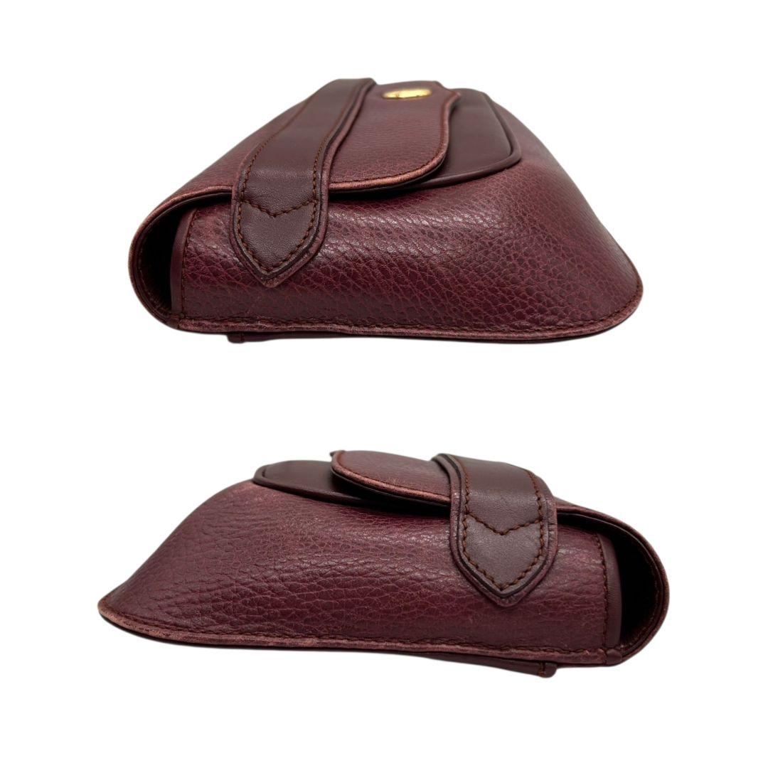 カルティエ マストライン セカンドバッグ 赤 Cロゴ フラップ クラッチバッグ レザー 本革 ボルドー ワインレッド ゴールド金具 ロゴプレート Cartier A6