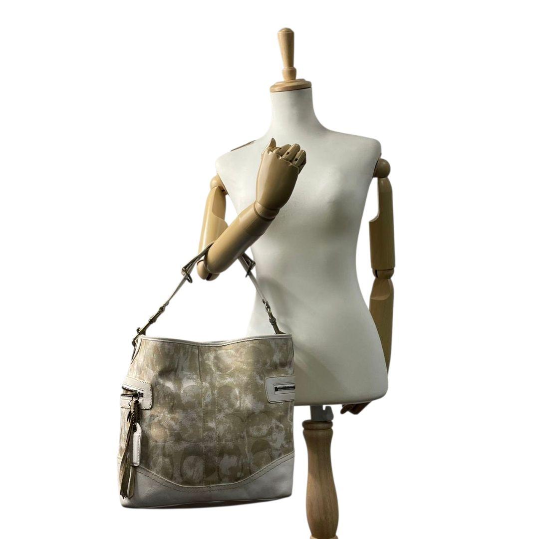 コーチ ハンドバッグ ベージュ シグネチャー ワンショルダー ホーボー s15 トートバッグ 肩掛け可 キャンバス レザー 本革 ゴールド金具 チャーム付き ロゴタグ 10010