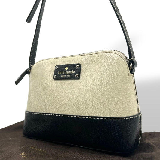 ケイトスペード ショルダーバッグ 黒 白 バイカラー ドーム型 斜め掛け可 自立可 PVC ロゴプレート シルバー金具 ブラック ホワイト kate spade 上品 おしゃれ 通勤 通学