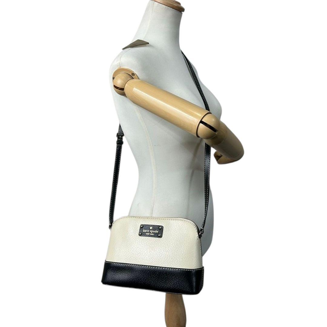 ケイトスペード ショルダーバッグ 黒 白 バイカラー ドーム型 斜め掛け可 自立可 PVC ロゴプレート シルバー金具 ブラック ホワイト kate spade 上品 おしゃれ 通勤 通学