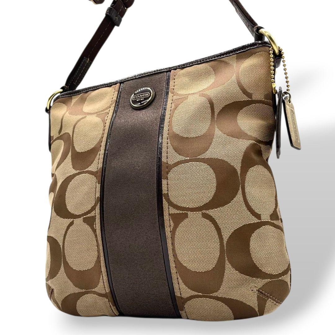コーチ ショルダーバッグ 茶 ブラウン シグネチャー 斜め掛け可 キャンバス パテントレザー 本革 ロゴタグ ロゴプレート ゴールド金具 F21905 COACH おしゃれ 通勤 通学