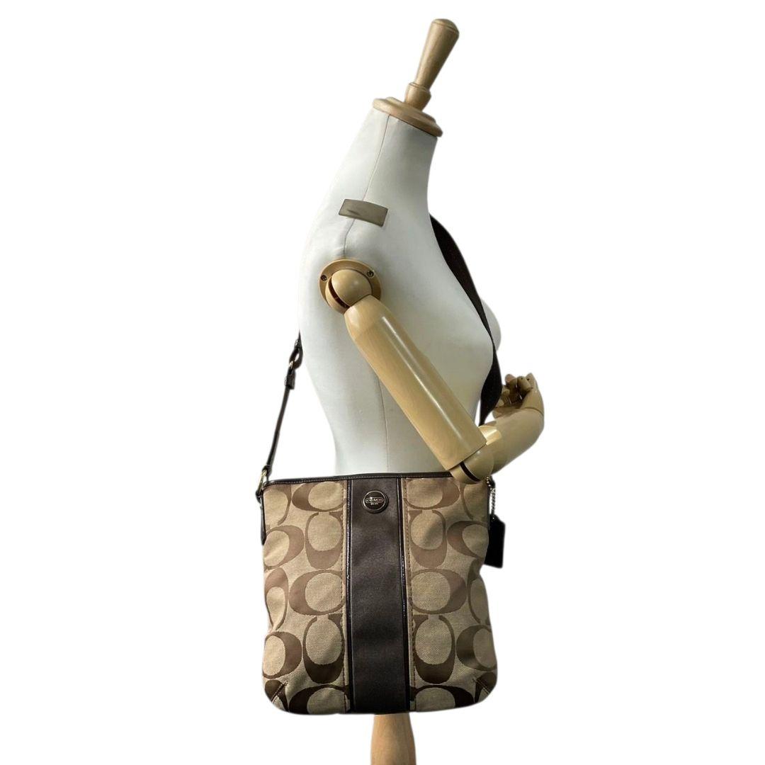 コーチ ショルダーバッグ 茶 ブラウン シグネチャー 斜め掛け可 キャンバス パテントレザー 本革 ロゴタグ ロゴプレート ゴールド金具 F21905 COACH おしゃれ 通勤 通学